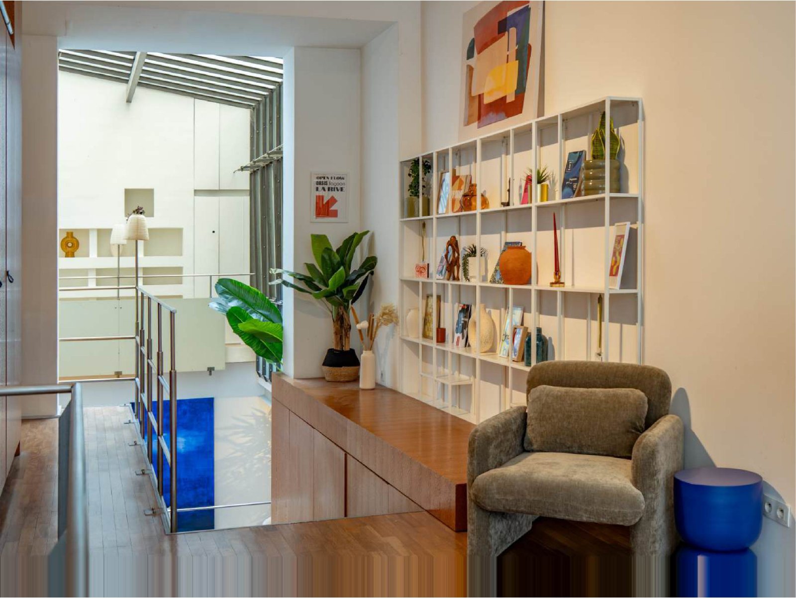 Kaskad République — bibliothèque et fauteuil